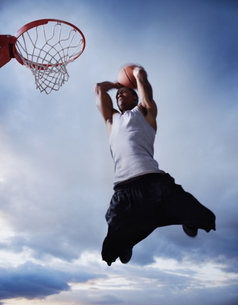 Basketball player jumping. Photographe : Mike Kemp