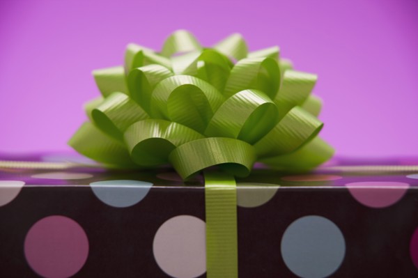 Green bow on a gift. Photographe : Mike Kemp