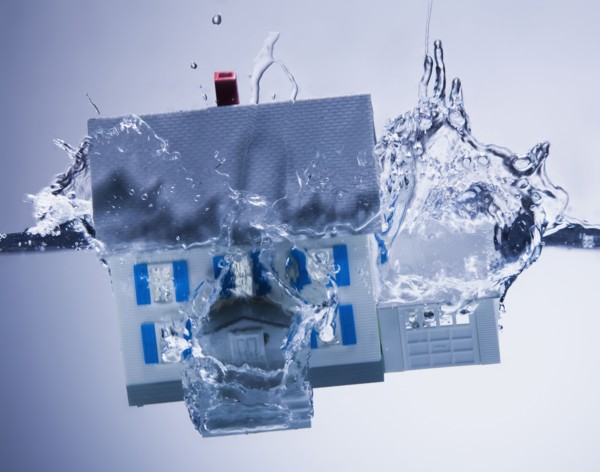 Model home sinking in water. Photographe : Mike Kemp