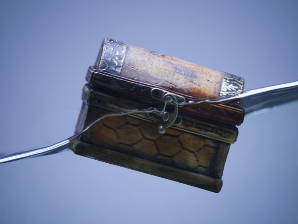 Treasure chest sinking in water. Photographe : Mike Kemp
