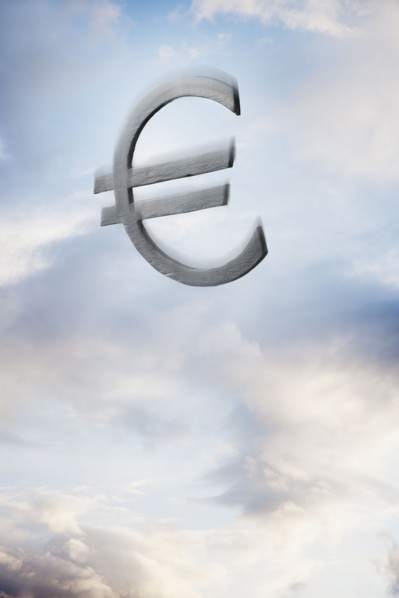 Euro symbol floating amongst the clouds. Photographe : Mike Kemp