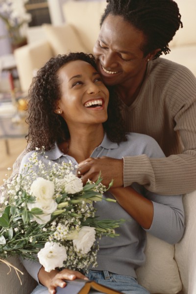 Happy couple embracing. Photographe : Rob Lewine