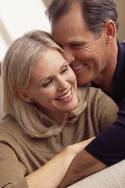 Couple embracing. Photographe : Rob Lewine