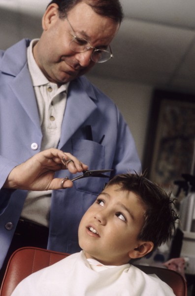 Young boy getting a haircut. Photographe : Rob Lewine