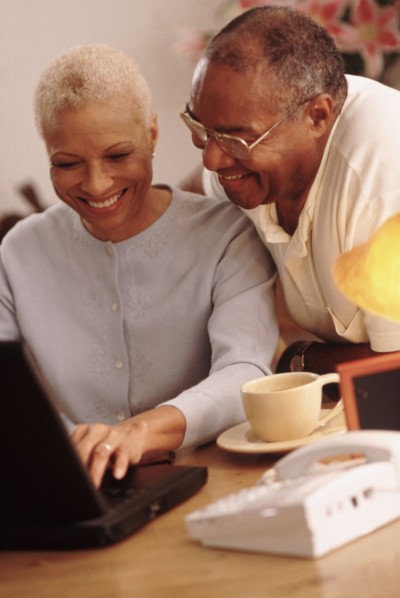 Couple looking at a laptop together. Photographe : Rob Lewine