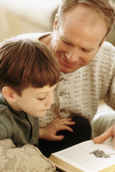 Father and son reading together. Photographe : Rob Lewine