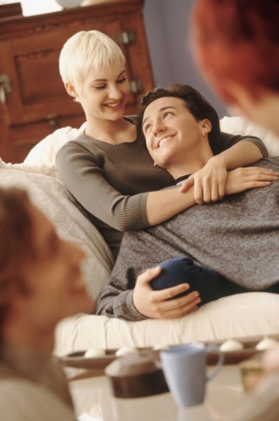 Couple relaxing on couch together. Photographe : Rob Lewine