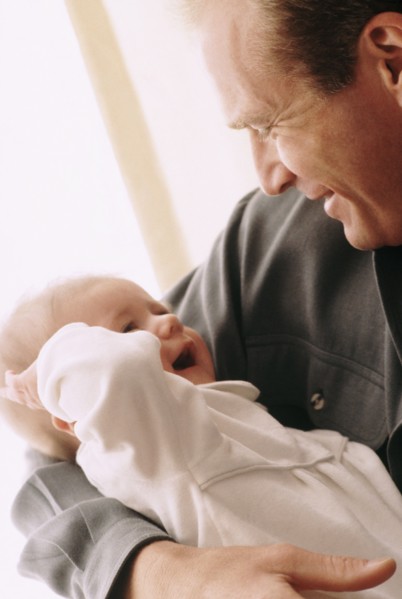 Father smiling at his baby. Photographe : Rob Lewine