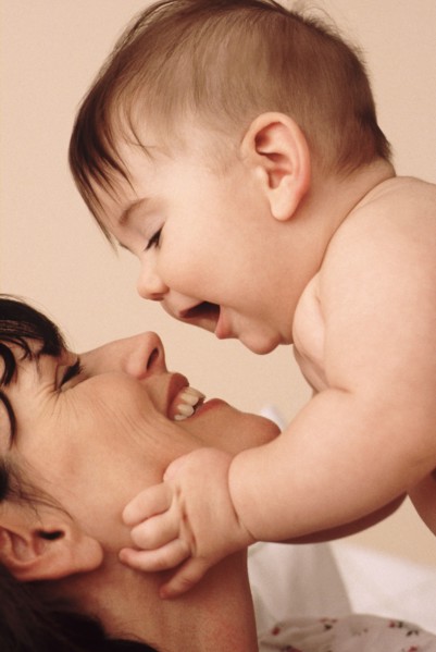 Mother playing with her baby. Photographe : Rob Lewine