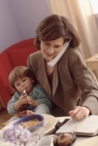Multi tasking mother. Photographe : Rob Lewine