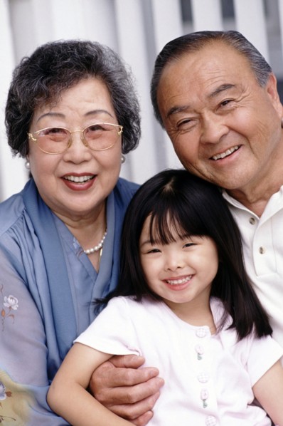 Portrait of grandparents with their granddaughter. Photographe : Rob Lewine