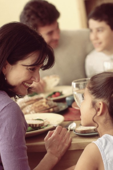 Family eating a meal together. Photographe : Rob Lewine