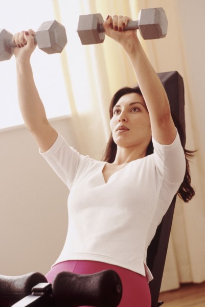 Woman lifting weights. Photographe : Rob Lewine