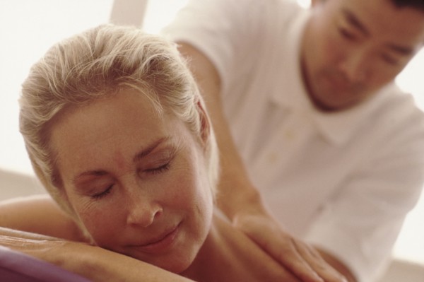 Woman enjoying a massage. Photographe : Rob Lewine