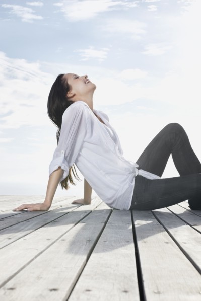 Woman relaxing on porch. Photo : momentimages