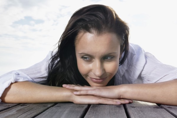 Brunette relaxing on porch. Photo : momentimages