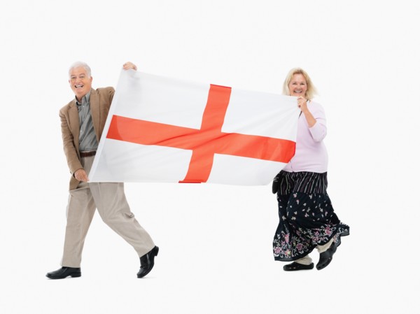 Two people carrying the flag of England. Photo : momentimages