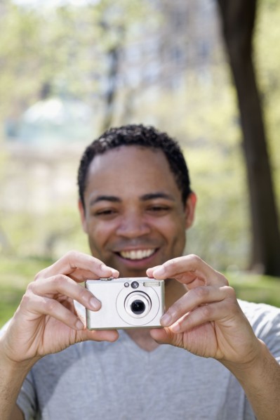 Man taking photograph in Central Park. Photo : David Engelhardt