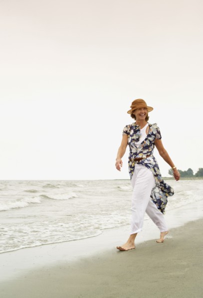 Woman walking on the beach. Photo : Shawn O'Connor