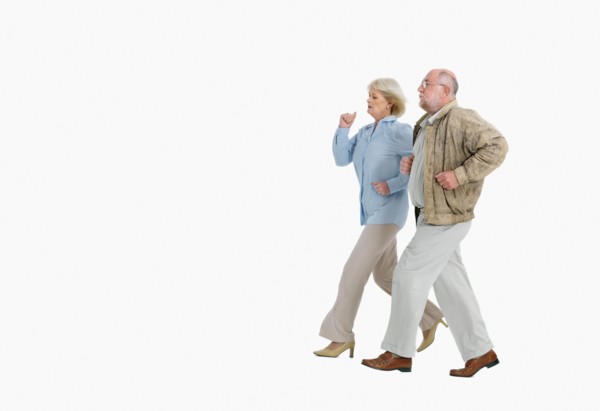 Two seniors running. Photo : momentimages