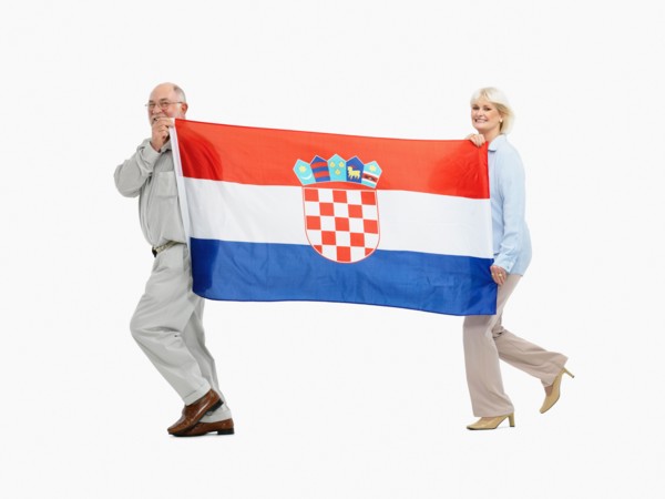Two people carrying the Croatian flag. Photo : momentimages