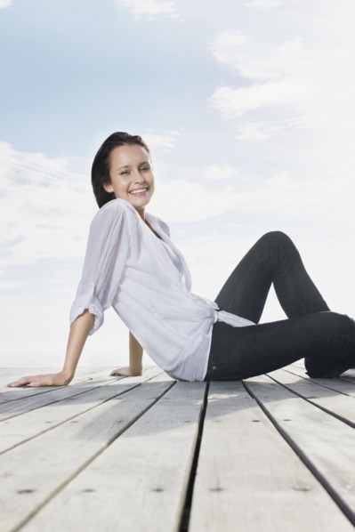 Woman relaxing on porch. Photo : momentimages