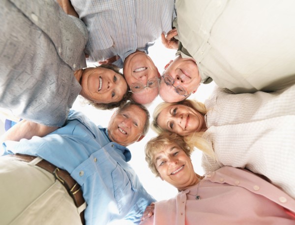 A group of people huddled together. Photo : momentimages
