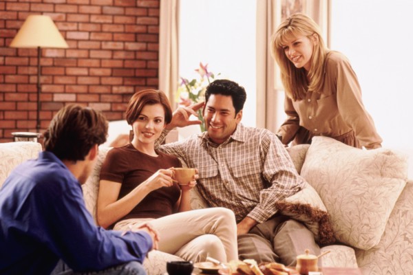 Four friends socializing in living room. Photo : Rob Lewine