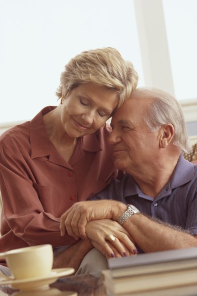 Senior couple embracing. Photo : Rob Lewine