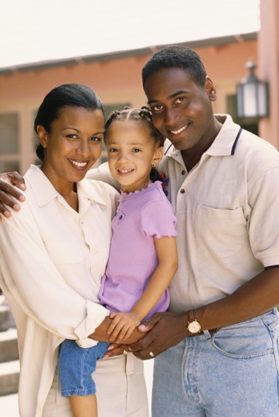 Portrait of parents and their young daughter. Photo : Rob Lewine