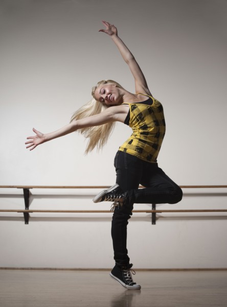 Blond woman dancing in ballet studio. Photo : Mike Kemp