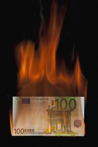 Burning 100 euro bill. Photo : Mike Kemp
