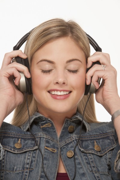 Pretty blond woman wearing headphones. Photo : K.Hatt
