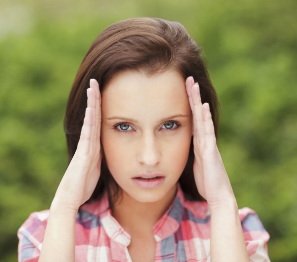 Woman with a migraine. Photo : momentimages