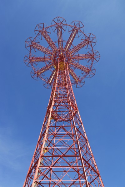 Amusement park ride. Photo : fotog
