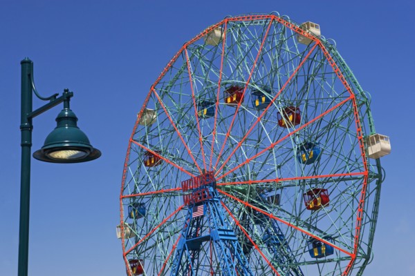 Ferris wheel and lamppost. Photo : fotog