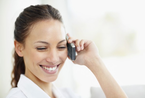 Woman talking on cell phone. Photo : momentimages