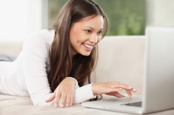 Woman browsing the internet. Photo : momentimages