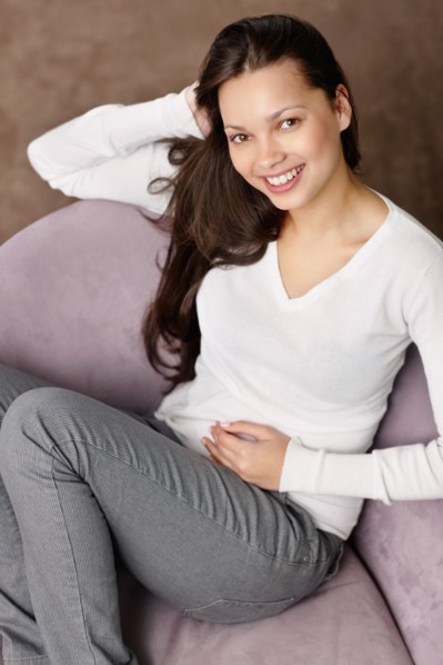 Woman relaxing on couch. Photo : momentimages
