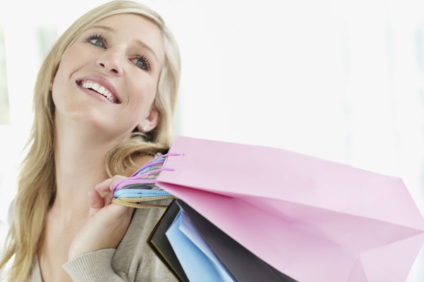 Attractive woman holding shopping bags. Photo : momentimages