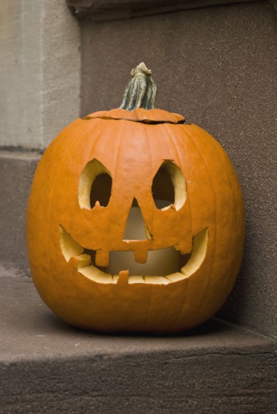Jack-o-lantern on step. Photo. Antonio M. Rosario