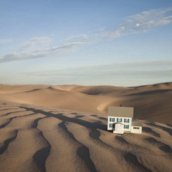 Scale model home in desert. Photo : Mike Kemp