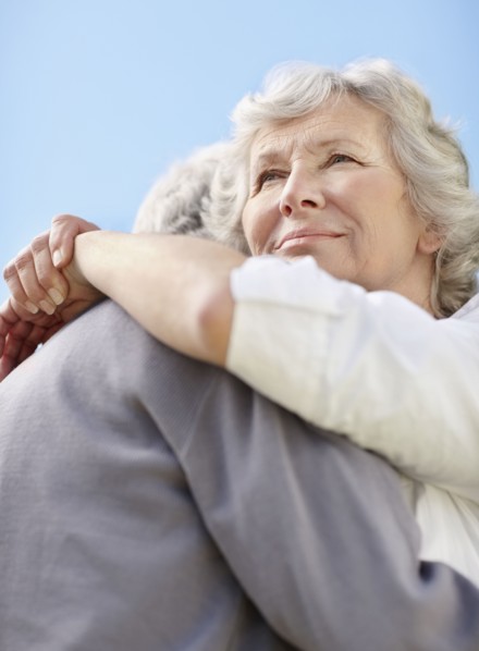Senior couple hugging. Photo : momentimages
