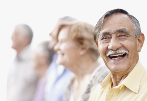 Group of seniors standing in a row. Photo : momentimages
