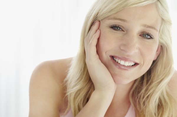 Pretty blond relaxing on bed. Photo : momentimages
