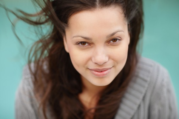Smiling attractive brunette woman. Photo : momentimages