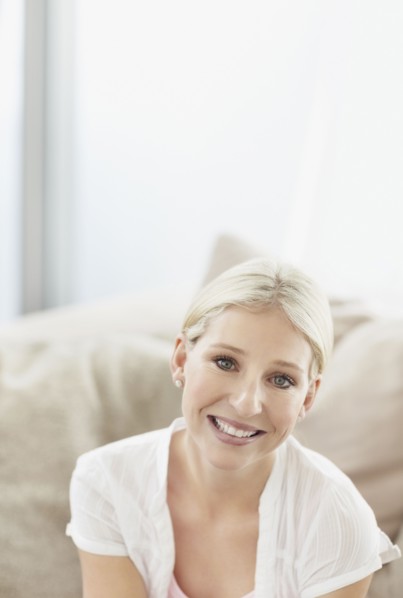 Cheerful blond woman. Photo : momentimages