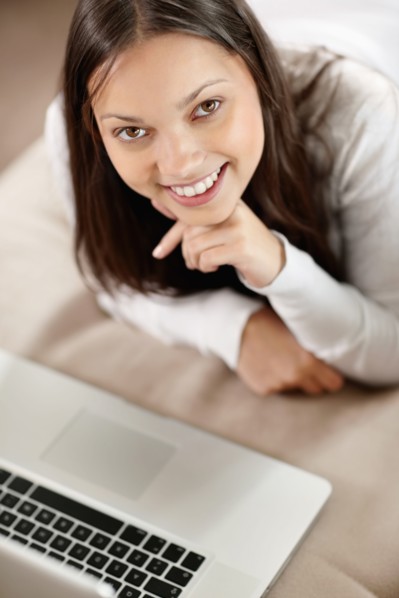 Woman browsing the internet. Photo : momentimages