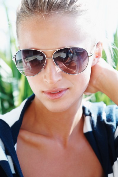 Attractive blond woman wearing sunglasses. Photo : momentimages