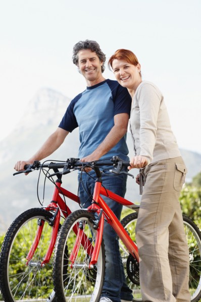 Smiling cyclists. Photo : momentimages